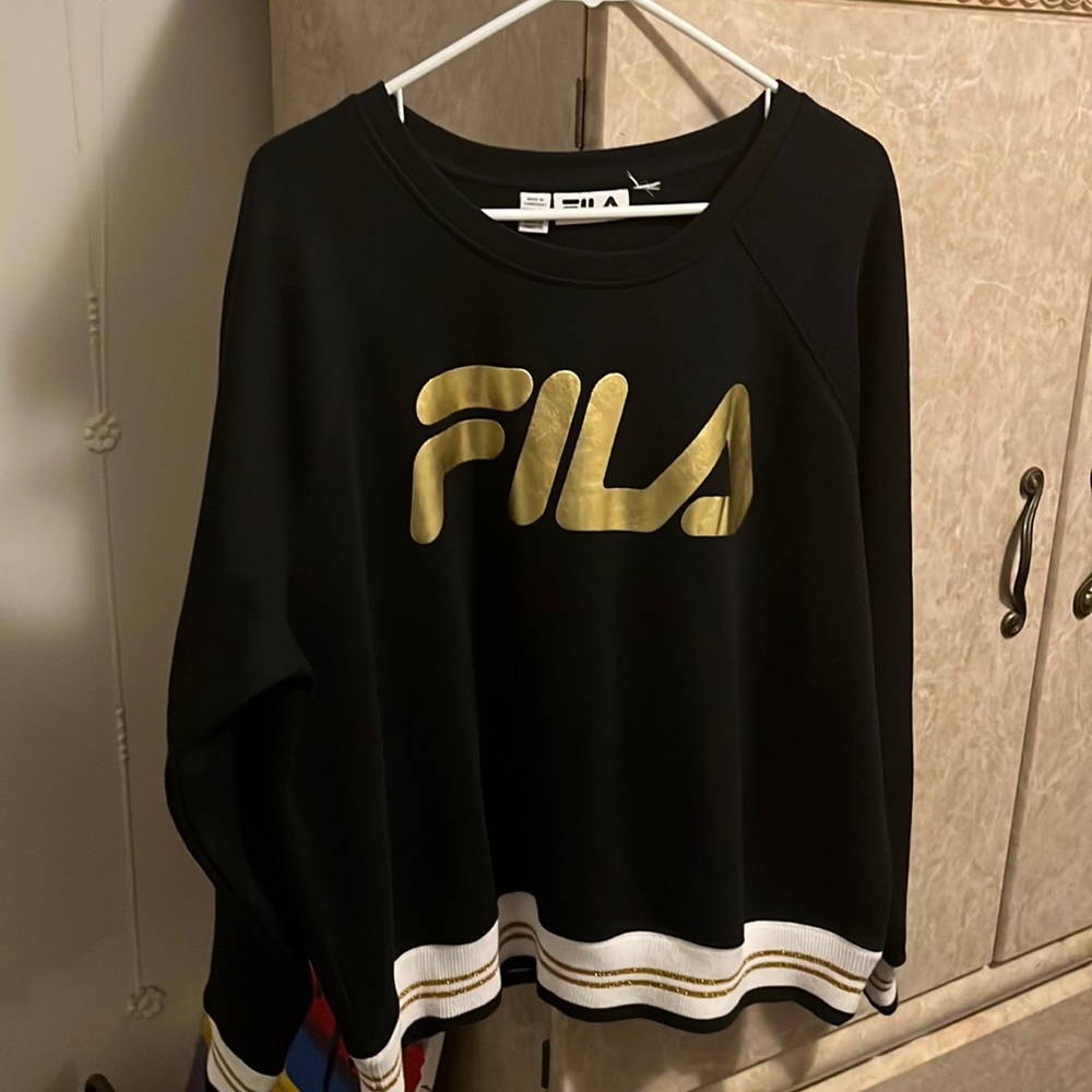 This is a Fila pull in black gold and white. In excellent condition, size small.